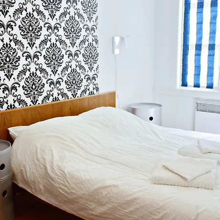 Quatre Chaises Apartment *